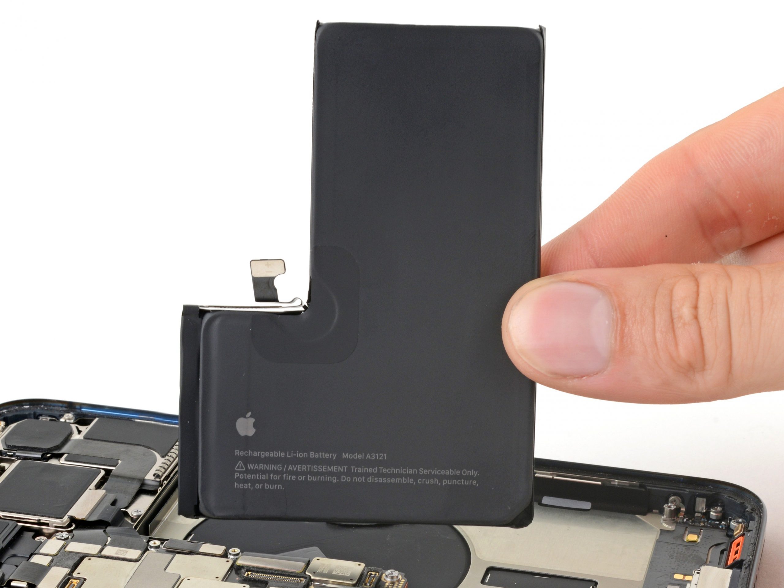 Tiến hành lắp ráp pin iPhone 15