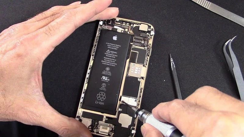 Chăm sóc khách hàng sau khi lắp pin iPhone 15