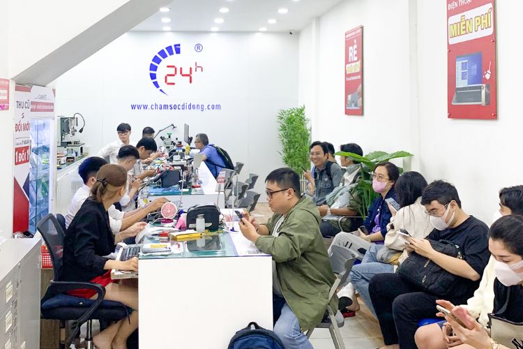Giảm thiểu thói quen vừa sạc pin vừa sử dụng điện thoại