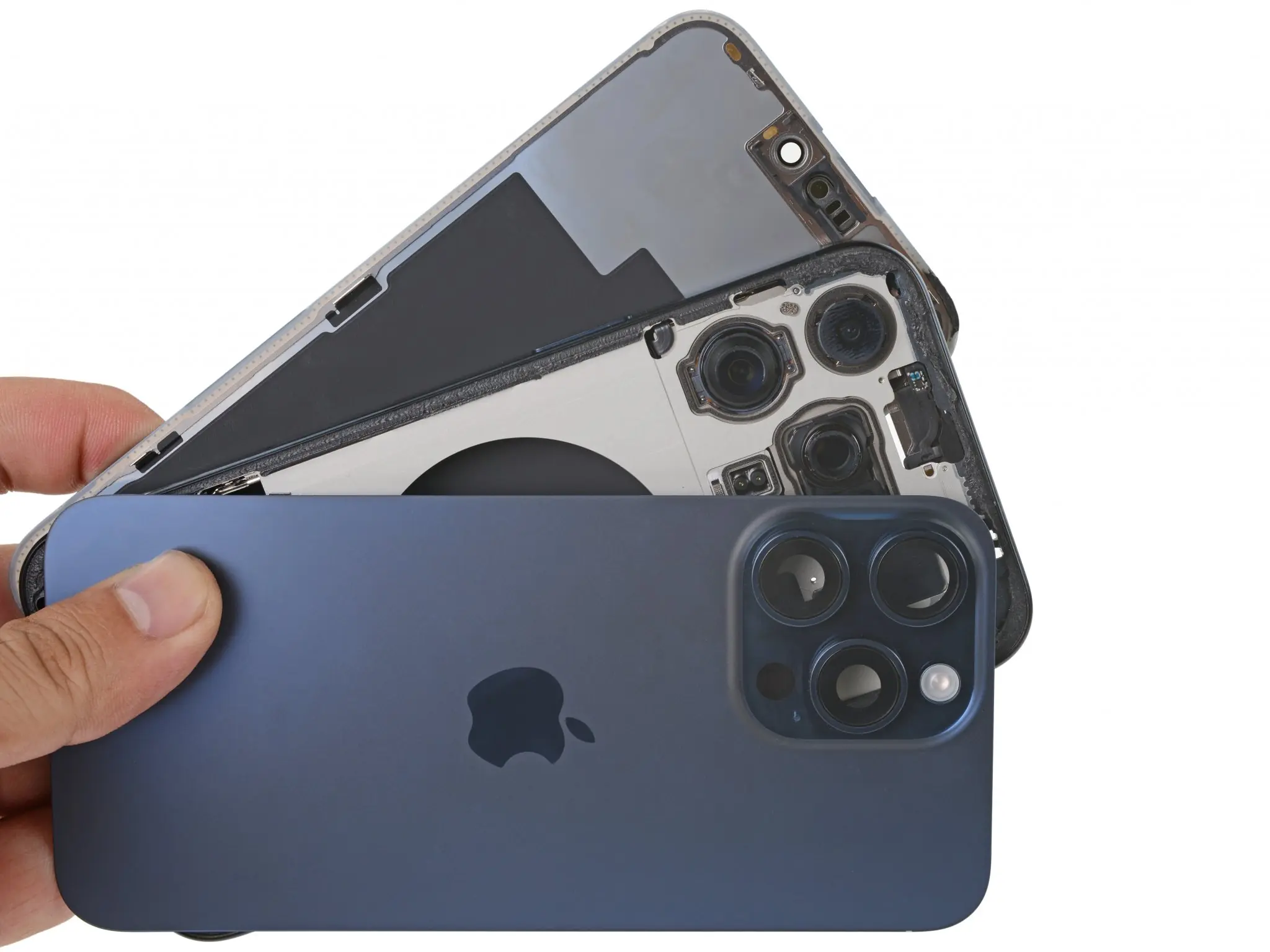 Kiểm tra mặt kính lưng iPhone 15 Pro Max bằng mắt thường