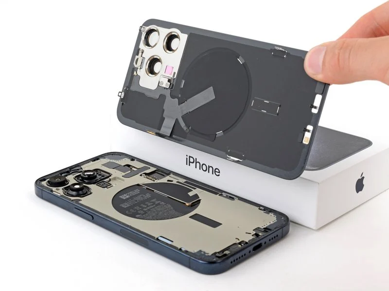 Chọn mua mặt kính lưng iPhone 15 Pro uy tín