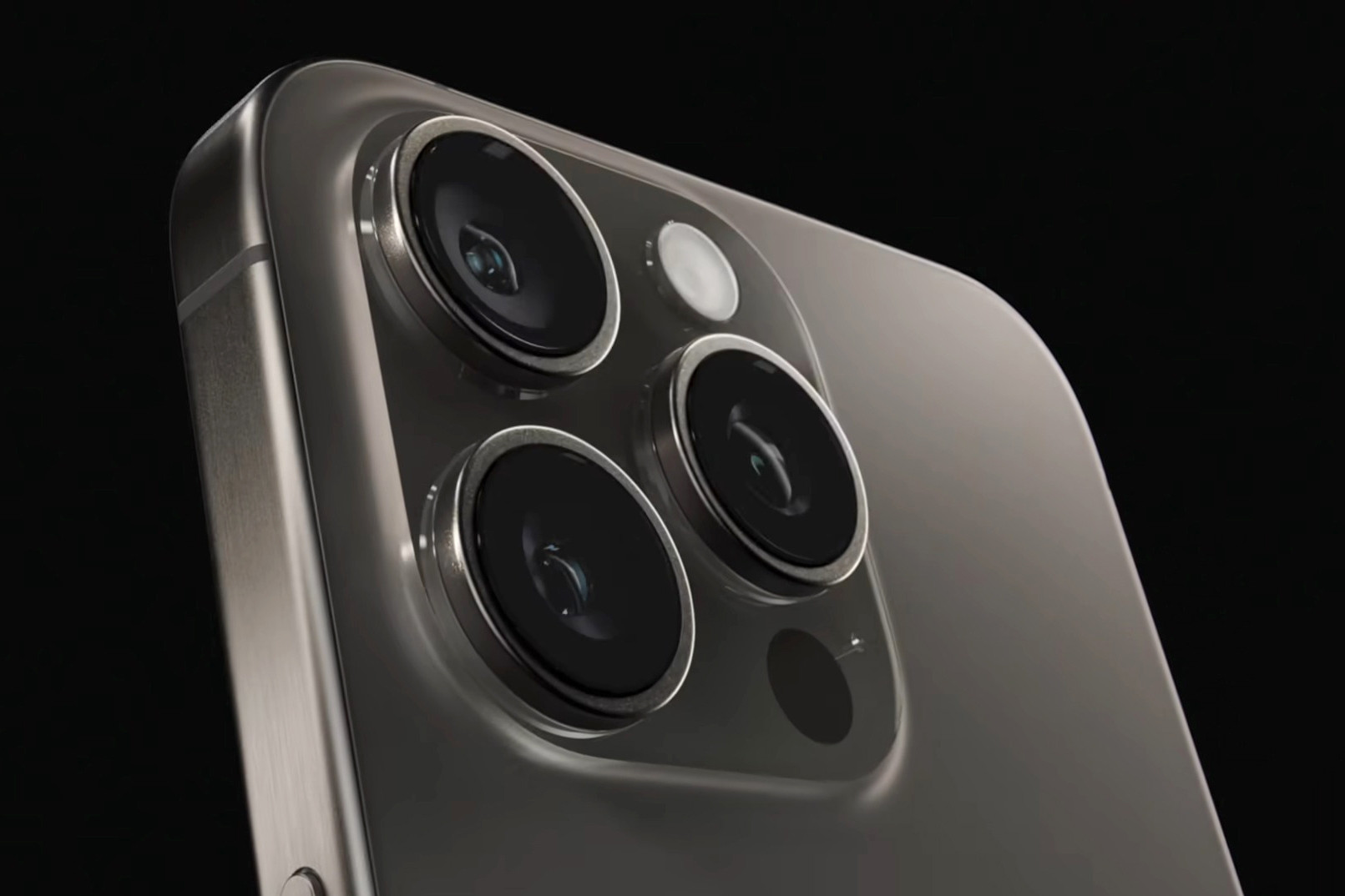 Lắp ráp camera sau iPhone 16 Pro Max đòi hỏi kỹ thuật viên có tay nghề cao