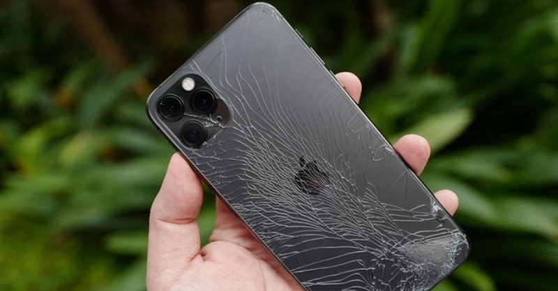Kính lưng bị tác động vật lý mạnh